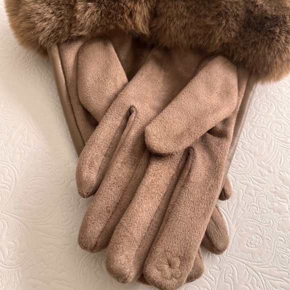 Gloves new with faux fur leather like material
Stretchy fabric - Picture 3 of 5